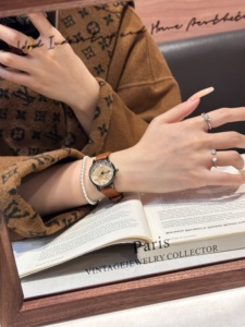 Reloj de Pulsera Casual y Elegante para Mujer, Estilo Romano, con Calendario, Correa de Cuero Económica, Caja Redonda de Aleación de 30 mm, Esfera de Cristal - Product Image 5