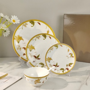 Ensemble de 5 assiettes et cuillères en porcelaine osseuse à motif floral doré nordique - Product Image 1