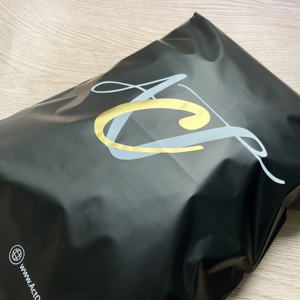 Enveloppes en polyéthylène noir mat personnalisées avec impression couleur - Sacs d'expédition de marque pour les marques de beauté et de mode - Product Image 5