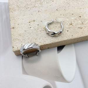 Boucles d'oreilles en forme de cercle ondulé en élément gazeux - Product Image 4