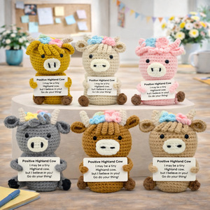ตุ๊กตาถักโครเชต์แฮนด์เมดขนาดเล็ก ของขวัญสร้างแรงบันดาลใจ ของเล่นวัวไฮแลนด์ถักนิตติ้ง ของตกแต่งโต๊ะทำงาน - Product Image 1