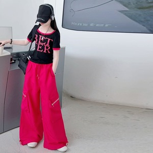 Ensembles de Vêtements pour Jeunes Filles 2026 : T-shirt Noir à Lettres Manches Courtes + <span class=keywords><strong>Pantalon</strong></span> <span class=keywords><strong>Cargo</strong></span> Rouge – Ensemble 2 Pièces - Product Image 4