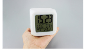 <span class=keywords><strong>Reloj</strong></span> Despertador Digital con Cambio <span class=keywords><strong>de</strong></span> Color LED y Radio, con Impresión por Sublimación en Cuatro Lados, para Estudiantes, Oficina y Sala <span class=keywords><strong>de</strong></span> Estar - Product Image 5