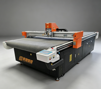 Dispositif de découpe oscillante contrôlé par CNC Rongchi pour le traitement des panneaux KT et des matériaux de signalétique