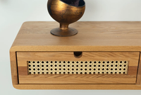 Table console flottante avec trois tiroirs en rotin en chêne massif