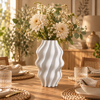 Vase en céramique blanche avec motif de vagues ondulées pour fleurs et décoration intérieure