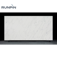 Dalle de surface en quartz aspect marbre blanc Runpin, veines grises douces, pierre artificielle pour applications intérieures résidentielles et commerciales