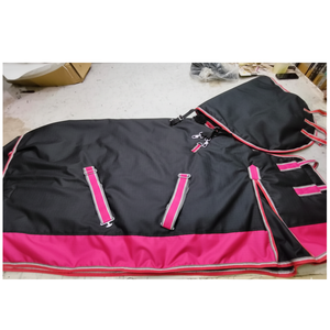 Achetez une couverture pour cheval en matériau durable et doux pour la peau, avec sangles réglables, pour la protection du cheval. - Product Image 6