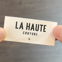 Étiquettes tissées personnalisées de luxe haute densité en damassé, étiquettes d'entretien tissées en satin à bords ciselés pour vêtements