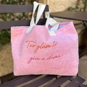 حقيبة للشاطئ مخصصة الحجم باللون الوردي عليها شعار مطرز حقيبة كتف منشفة من تيري