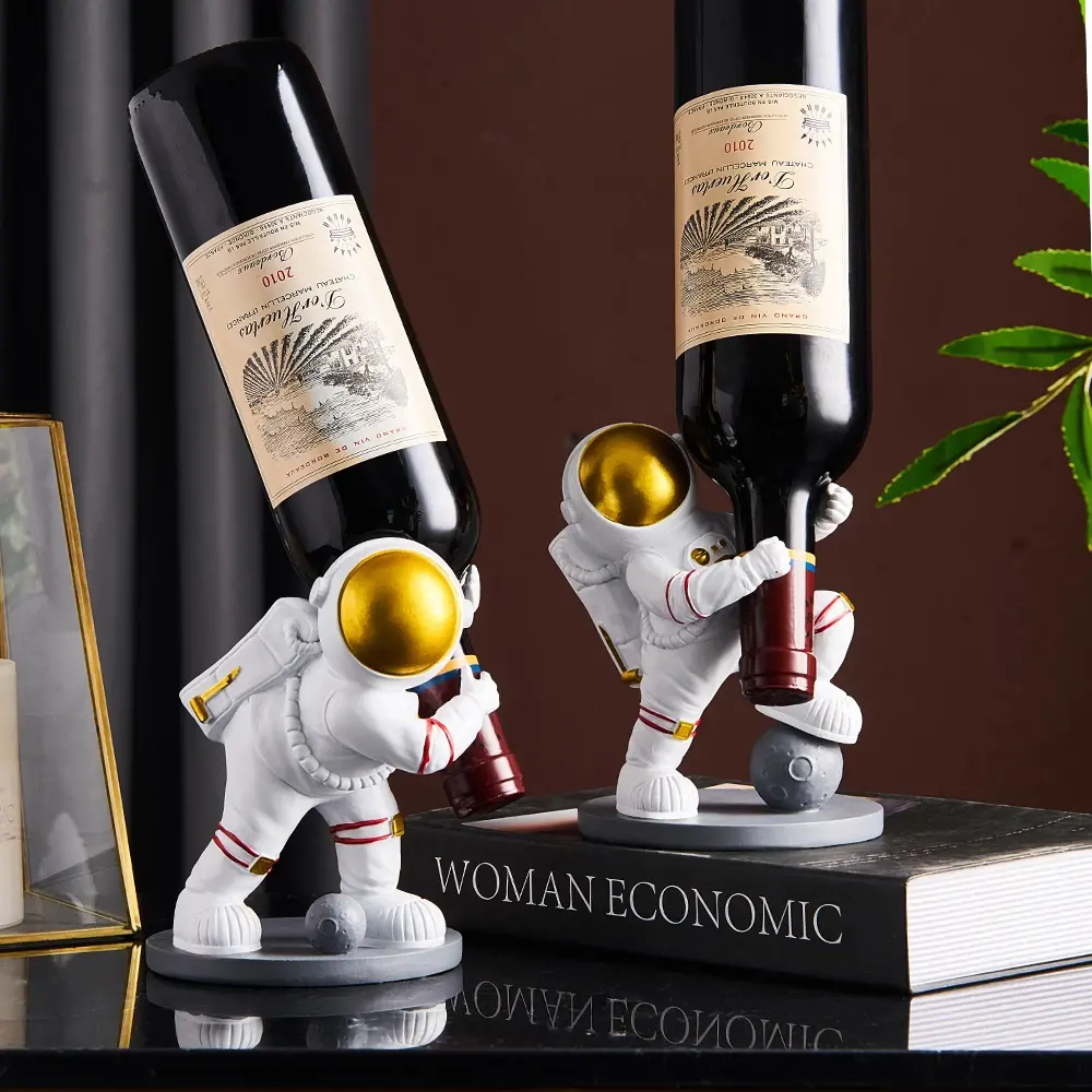 Hanging Wine Glass Holder Astronaut Rack Bottle Shelf Mold Creative Home Decoration Nordic Resin Sculpture Bar Cabinet FIGURINES