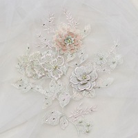 Nouveau style coudre sur la broderie de maille de polyester multicolore fleur 3d avec des paillettes, garniture de décoration perlée applique de dentelle 3d pour wedd
