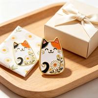 Broche en émail dur motif marguerite mignonne, broche personnalisée en émail animal de dessin animé, décoration pour sac à dos et vêtements, cadeau