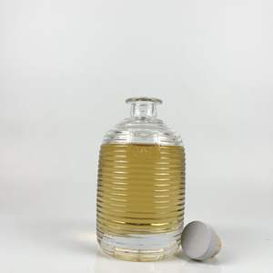 Botella de alcohol en forma de oliva con patrón tallado - Product Image 1