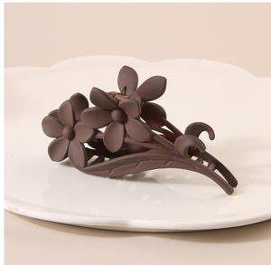 新款时尚优雅磨砂花大塑料爪发夹简单哑光蛋花发饰可爱鲨鱼造型 - Product Image 2