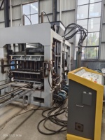 Machine à fabriquer des briques pour la production de blocs de béton et de pavés