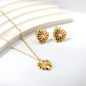 Parure de bijoux en acier inoxydable pour femme, pendentif cœur doré, goutte d'eau, clochette, fleur, boucles d'oreilles et collier, idéale pour les fêtes et la mode - Product Image 3