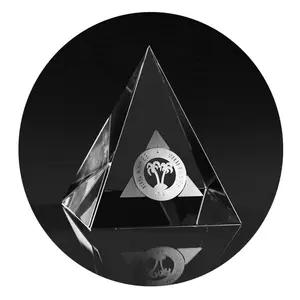 Poids de papier cristal pyramide de verre logo personnalisé 60MM 70MM 80MM