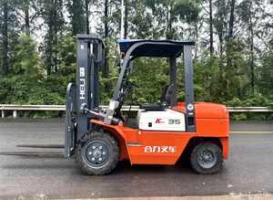 Chariot élévateur diesel Heli K35 d'occasion |   Mât à 3 sections de 3,5T |   Hauteur de levage de 4,5 m |   AWD |   Pneus pleins/pneumatiques - Product Image 3
