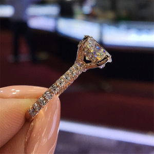 Anello Rotondo Taglio Principessa Scintillante, Gioiello Elegante da Donna per Fidanzamento e Proposta, Anello Nuziale con Zirconi - Product Image 4