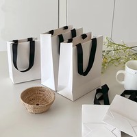 Оптовые бумажные пакеты с индивидуальным логотипом и ручками из атласной ленты для упаковки косметики, одежды, обуви и подарков