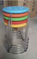 Chaise empilable ronde en plastique au design moderne avec pieds en métal chromé et trous