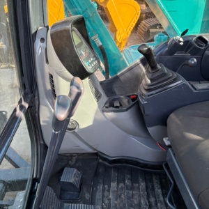 Mini-excavatrice KOBELCO 2022 avec godet de creusement, capacité de 0,53 m³, poids opérationnel de 7,5 tonnes, utilisée, 2001-4000 heures de fonctionnement - Product Image 3
