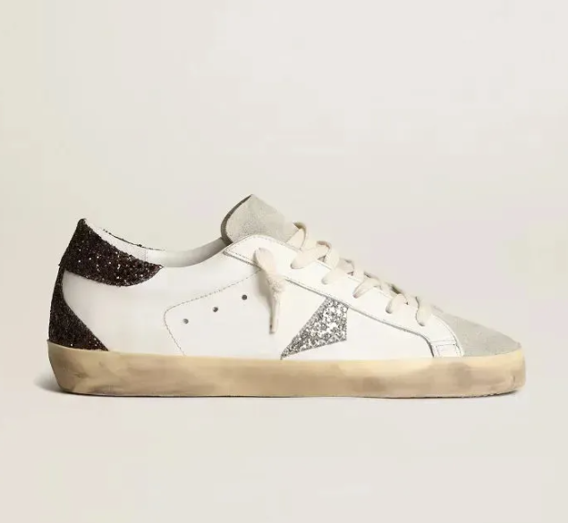 Tacones negros con detalles plateados brillantes.