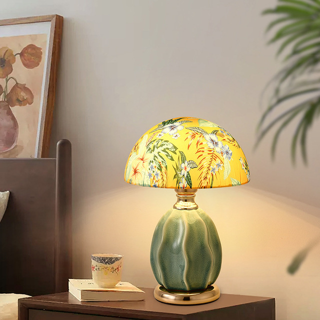 Retro Chinese ceramic table lamp, small mini flower-and-bird fabric lampshade, bedroom, bedside and living room atmosphere