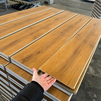Maßgefertigte 6 8 10mm Innendekorations-SPC-Bodenbeläge Starrer Kern IXPE-Unterlage Klicksystem Wasserdichte Vinylplanken