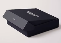 Boîte cadeau en carton ondulé personnalisée avec un design coloré pour l'expédition e-commerce et l'emballage de marque, boîte cadeau en papier pour envoi postal
