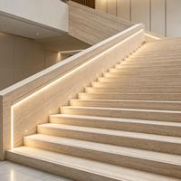 Grande dalle de marbre beige poli à grain de bois délicat, idéale pour les chambres résidentielles modernes et paisibles.