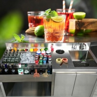 Professionelle, moderne Design-Barstation aus Edelstahl mit voll funktionsfähiger Barkeeper-Ausstattung, Gefrier- und Kühlfach
