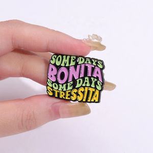 Spilla con Citazioni Colorate Personalizzata 'Overthinker <span class=keywords><strong>It</strong></span>'s OK' in Metallo con Smalto Morbido, Distintivo Divertente, Regalo per Bambini e Amici - Product Image 5