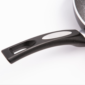 Globo STR02 Batterie de cuisine de petite taille Accessoires de cuisine au design traditionnel Bakélite Insert en métal à long manche Résistant à la chaleur - Product Image 1