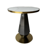 Tables de restaurant de luxe en pierre frittée avec bordure dorée et piétement conique en métal noir – Mobilier d'hôtel moderne et de luxe léger pour bar