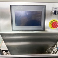 Machine de remplissage automatique de liquides (sauces, crèmes, fluides à haute viscosité) de type convoyeur, pompe à engrenages, en acier inoxydable 316L.