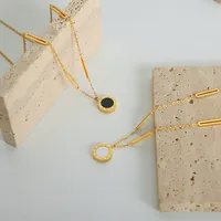 Kalung Liontin Fashion Baja Tahan Karat Desain Rantai Dekorasi Batang Panjang Berongga dengan Cakram Bulat Hitam Angka Romawi Retro yang Chic