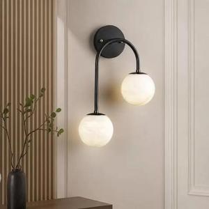 Applique murale double globe en albâtre avec bras en laiton, lampe murale de luxe en pierre naturelle pour chambre et salon modernes - Product Image 4