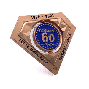Monete commemorative con rotazione in smalto morbido a forma di diamante con moneta girevole placcata bicolore personalizzata da 50mm - Product Image 3