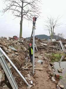 Pilote de <span class=keywords><strong>pile</strong></span> électrique avec deux moteurs pour entraîner le poteau de clôture, le poteau en T, le tuyau et les piquets dans le sol le plus dur. - Product Image 4