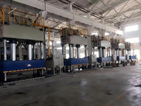 Presse hydraulique à trois poutres et quatre colonnes pour la fabrication d'éviers en composite et de lavabos en quartz