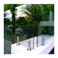 Base de fixation au sol pour garde-corps en verre à profil bas, hauteur 30 mm, avec quincaillerie minimale visible pour garde-corps en panneaux de verre