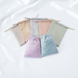 Sac en satin personnalisé avec logo imprimé en usine en Chine, en polyester blanc, pour emballage cadeau ou gâteau, couleur rose - Product Image 4