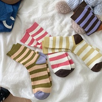Chaussettes rayées tricotées de haute qualité en stock pour femmes, chaussettes mi-mollet en coton colorées style rétro, chaussettes décontractées et tendance pour dames, vente en gros
