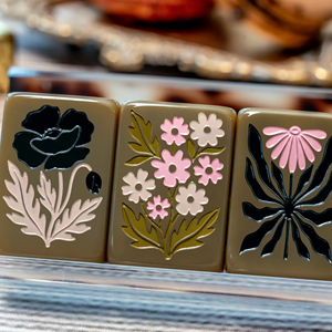 Haus of Tiles 160 Set di Tessere da Mahjong in Acrilico, Colore Taupe Caldo, Incise, di Lusso, Moderne, Portatili, per Intrattenimento e Feste - Product Image 4