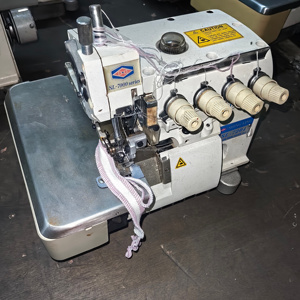 Máquina de Coser Overlock SHING LING Usada, 4500 Puntadas/min, 11mm, 45x35x40cm, Caja de Madera, Motor de Accionamiento Directo, Uso Doméstico - Product Image 1