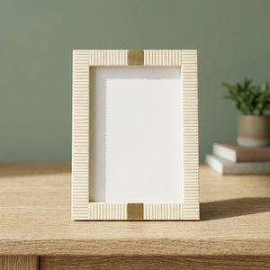 Marco de Fotos Minimalista de Resina, Diseño Rectangular Vertical para Mesa, Detalles en Dorado, Decoración para el Hogar, Marco de Fotos Personalizado - Product Image 1