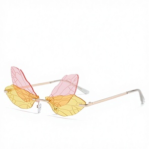 Lunettes de soleil <span class=keywords><strong>Bettega</strong></span> tendance européenne et américaine, lunettes de soleil à ailes, couleur dégradée exagérée, lunettes de soleil de célébrité, lunettes de soleil de plage transfrontalières - Product Image 5