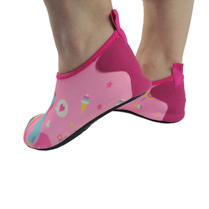 Chaussons personnalisés en néoprène pour femmes, chaussettes aquatiques pour piscine et plage, séchage rapide, pieds nus, chaussures d'extérieur pour surf, yoga et exercices - Product Image 1